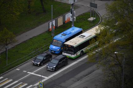 Москва. Автомобили на одной из улиц в районе Бескудниково.