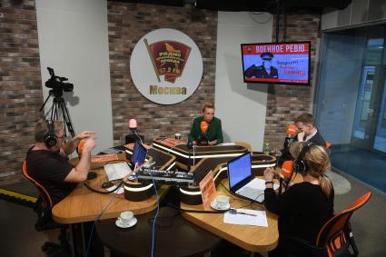 Москва. Ведущие Андрей и Юлия Норкины, Эдвард Чесноков (второй справа) и официальный представитель МИД России Мария Захарова (в центре) в прямом эфире радио `Комсомольская правда`.