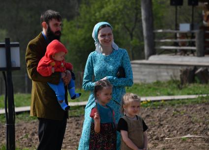 Московская область. Слобода Германа Стерлигова. Посетители на ярмарке.