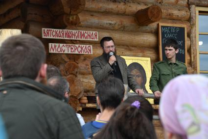 Московская область. Слобода Германа Стерлигова. Выступление Германа Стерлигова перед участниками ярмарки.