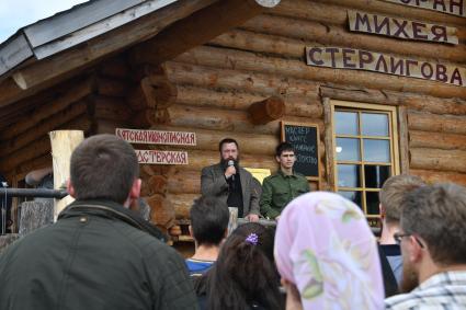 Московская область. Слобода Германа Стерлигова. Выступление Германа Стерлигова  и его сына Сергия  (справа) перед участниками ярмарки.