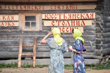 Московская область. Слобода Германа Стерлигова. Посетители на ярмарке.