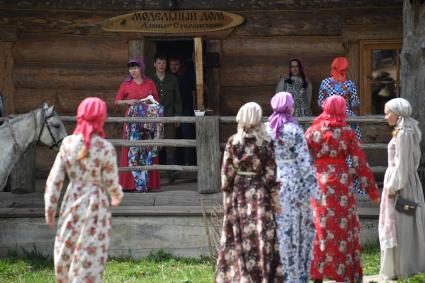 Московская область. Слобода Германа Стерлигова. Девушки в платьях  модельного дома  жены предпринимателя Германа Стерлигова Алены ( вторая слева) около  ее модельного дома.