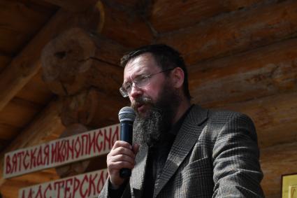 Московская область. Слобода Германа Стерлигова. Выступление Германа Стерлигова перед участниками ярмарки.