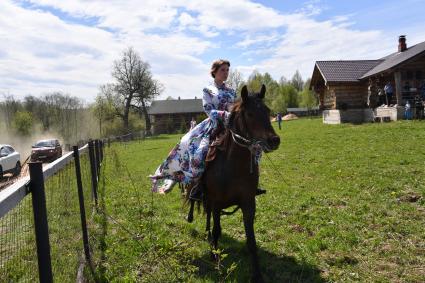 Московская область. Слобода Германа Стерлигова.  Девушка верхом на лошади.