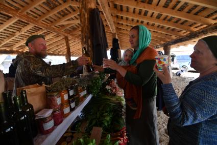 Московская область. Слобода Германа Стерлигова. Покупатели дегустируют продукцию на ярмарке.