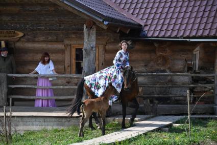 Московская область. Слобода Германа Стерлигова. Девушка верхом на лошади.