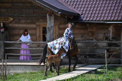 Московская область. Слобода Германа Стерлигова.  Девушка верхом на лошади.