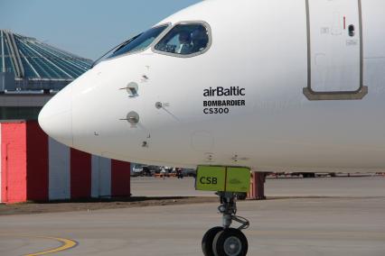 Москва. Самолет Bombardier CS300 латвийской авиакомпании airBaltic в аэропорту Шереметьево.