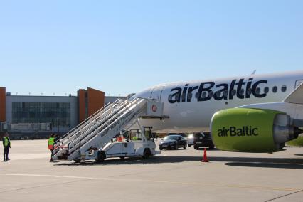 Москва. Самолет Bombardier CS300 латвийской авиакомпании airBaltic в аэропорту Шереметьево.