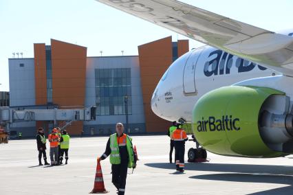 Москва. Самолет Bombardier CS300 латвийской авиакомпании airBaltic в аэропорту Шереметьево.