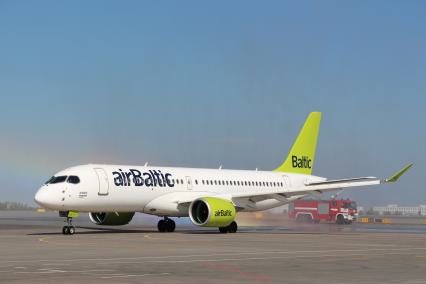 Москва. Самолет Bombardier CS300 латвийской авиакомпании airBaltic в аэропорту Шереметьево.