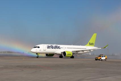 Москва. Самолет Bombardier CS300 латвийской авиакомпании airBaltic в аэропорту Шереметьево.