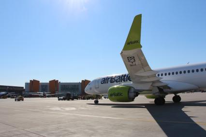 Москва. Самолет Bombardier CS300 латвийской авиакомпании airBaltic в аэропорту Шереметьево.