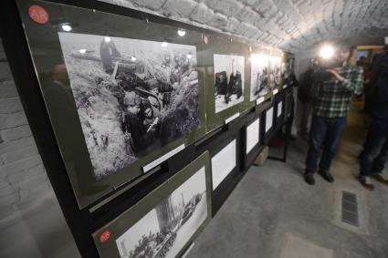 Москва.  Посетители на выставке ` Ольга Ландер. Дополненная реальность войны`  в Музее военной формы одежды .