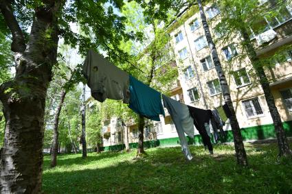 Москва. Вещи сушатся на веревке во дворе жилого пятиэтажного дома в районе Новые Черемушки.