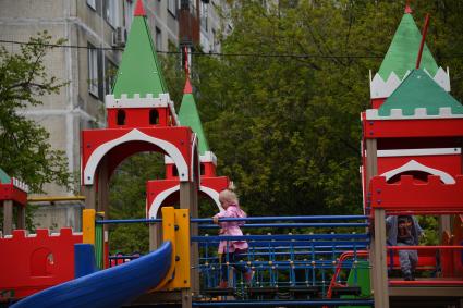 Москва. Дети на детской площадке во дворе жилого пятиэтажного дома.