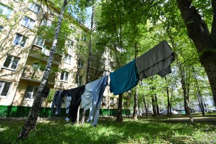 Москва. Вещи сушатся на веревке во дворе жилого пятиэтажного дома в районе Новые Черемушки.