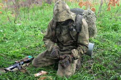 Хабаровск.   Мужчина  на занятиях  в  школе снайперов.