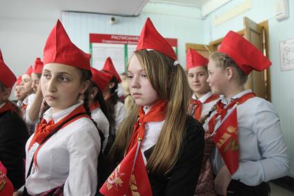 Ставрополь. Школьники в пионерских галстуках идут на торжественную  линейку, посвященную 95-летию со дня образования пионерской организации.