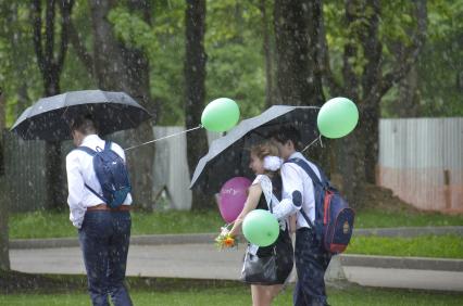 Тула. Школьники отмечают последний звонок.