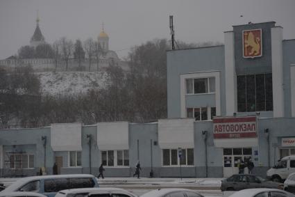 Владимир. Богородице-Рождественский монастырь (на заднем плане) и здание автовокзала.