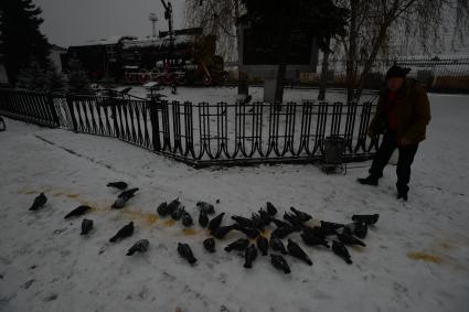 Владимир. Паровоз-памятник возле железнодорожного вокзала (на заднем плане).