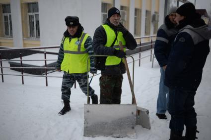 Владимирская область, г. Вязники. Уборщики снега на перроне.