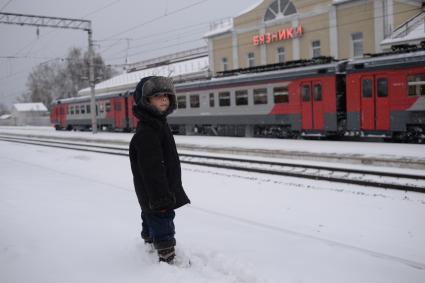 Владимирская область, г. Вязники. Мальчик на перроне вокзала.