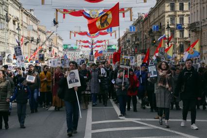 Санкт-Петербург. Участники патриотической акции `Бессмертный полк` во время праздника, посвященного 72-й годовщине Победы в Великой Отечественной войне.