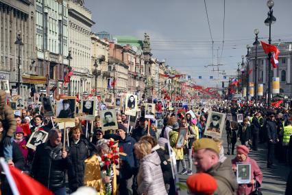 Санкт-Петербург.  Участники патриотической акции `Бессмертный полк` во время праздника, посвященного 72-й годовщине Победы в Великой Отечественной войне.