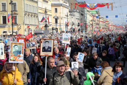 Санкт-Петербург.  Участники патриотической акции `Бессмертный полк` во время праздника, посвященного 72-й годовщине Победы в Великой Отечественной войне.