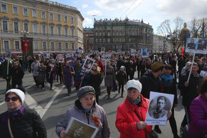 Санкт-Петербург.  Участники патриотической акции `Бессмертный полк` во время праздника, посвященного 72-й годовщине Победы в Великой Отечественной войне.