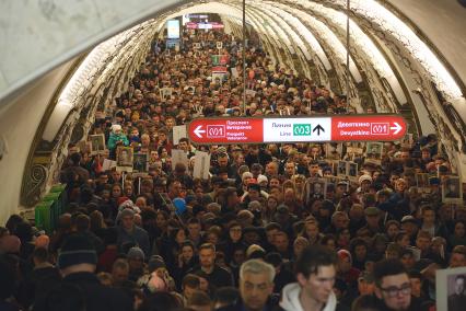 Санкт-Петербург.  Участники  перед началом шествия `Бессмертный полк` в честь 72-й годовщины Победы в Великой Отечественной войне 1941-1945 годов на станции метро.