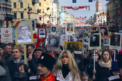 Санкт-Петербург. Участники патриотической акции `Бессмертный полк` во время праздника, посвященного 72-й годовщине Победы в Великой Отечественной войне.