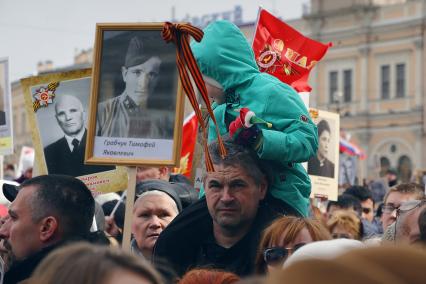 Санкт-Петербург.  Участники патриотической акции `Бессмертный полк` во время праздника, посвященного 72-й годовщине Победы в Великой Отечественной войне.