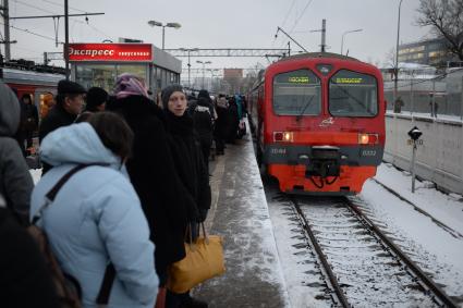 Москва. Паcсажиры в ожидании пригородного поезда `Москва - Владимир` на Курском вокзале.