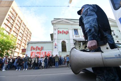 Москва. Активисты ,театральные деятели  и полиция    у здания театра  `Гоголь-центр`, где проходит обыск в рамках дела о хищении бюджетных средств.