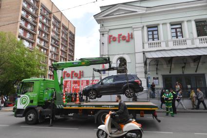 Москва. Эвакуация неправильно припаркованного автомобиля у театра `Гоголь-центр` на улице Казакова.