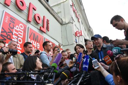 Москва. Актеры Чулпан Хаматова и Евгений Миронов у здания театра  `Гоголь-центр`, где проходит обыск в рамках дела о хищении бюджетных средств.