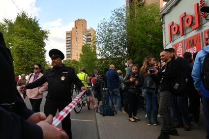 Москва. Активисты ,театральные деятели  и полиция    у здания театра  `Гоголь-центр`, где проходит обыск в рамках дела о хищении бюджетных средств.