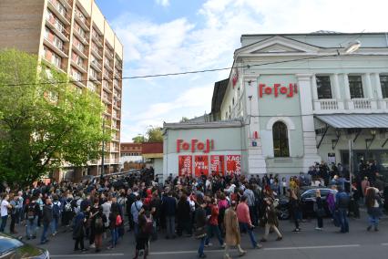 Москва. Активисты и театральные деятели собрались у здания театра  `Гоголь-центр`, где проходит обыск в рамках дела о хищении бюджетных средств.