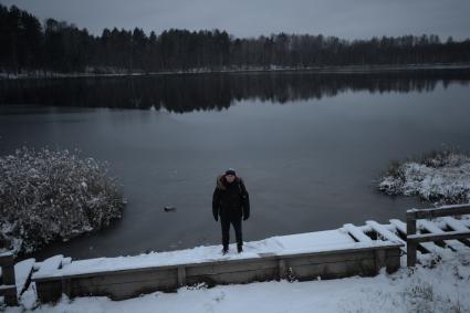 Нижегородская область. Корреспондент `Комсомольской правды` Владимир Ворсобин на берегу озера Светлояр, с которым связана легенда о затонувшем городе Китеже.