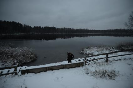 Нижегородская область. Корреспондент `Комсомольской правды` Владимир Ворсобин на берегу озера Светлояр, с которым связана легенда о затонувшем городе Китеже.