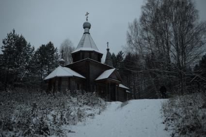 Нижегородская область. Храм-часовня во имя Иконы Божией Матери Казанская на берегу озера Светлояр, с которым связана легенда о затонувшем городе Китеже.