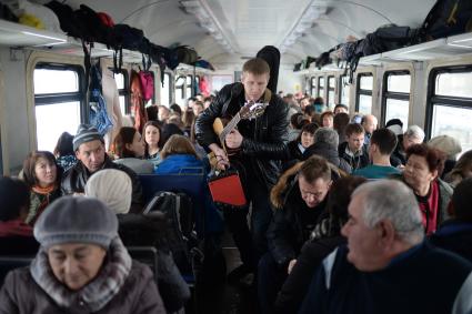 Нижегородская область. Музыкант в вагоне электрички.