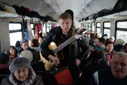 Нижегородская область. Музыкант в вагоне электрички.