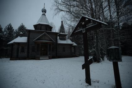 Нижегородская область. Храм-часовня во имя Иконы Божией Матери Казанская на берегу озера Светлояр, с которым связана легенда о затонувшем городе Китеже.