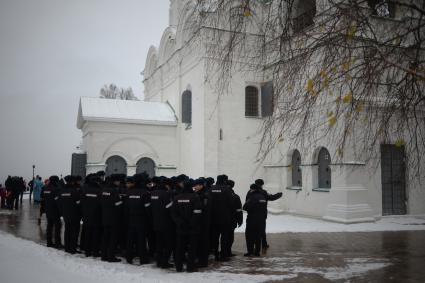 Нижний Новгород. Полицейские возле Собора Михаила Архангела на территории кремля.