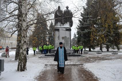 Нижний Новгород. Памятник основателям города князю Юрию Всеволодовичу и епископу Симону Суздальскому на территории кремля.